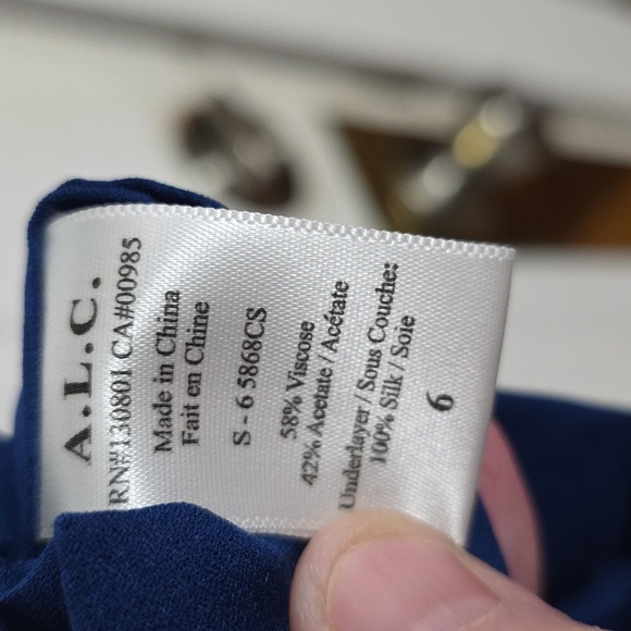 A.L.C. Women's Blouse Navy Lined Sleeveless Pin Bar Snap V Neck Sz 6 EUC - Picture 7 of 9